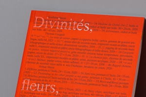 Divinites, fleurs, plis et replis