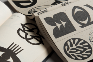 Soviet logos: lost marks of the Utopia knyga minkštu viršeliu KOPA spaustuvė